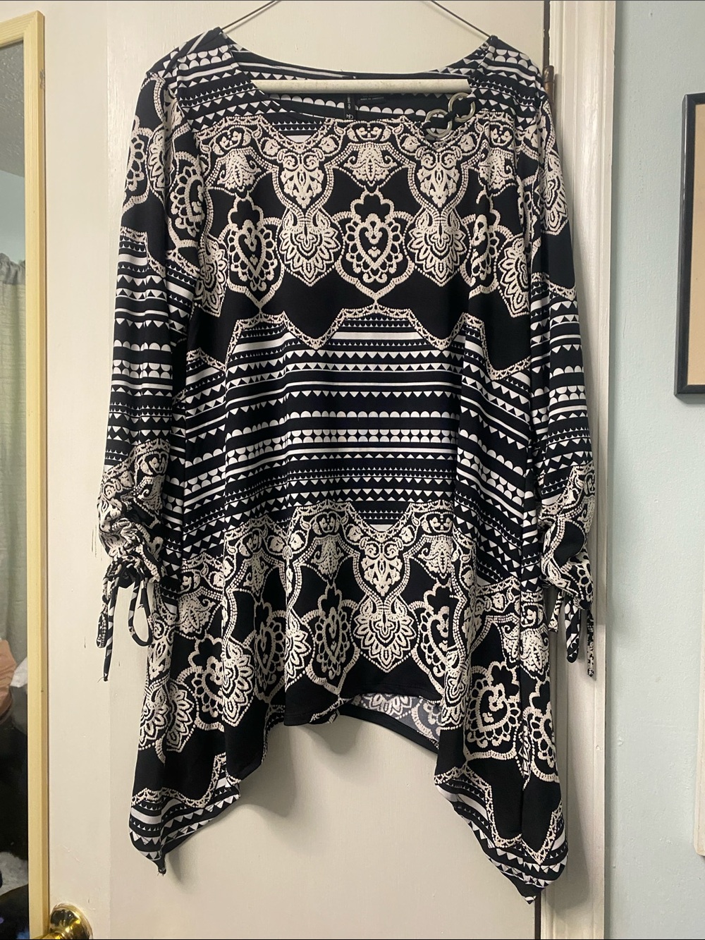New Directions Black and White Printed Tunic Top